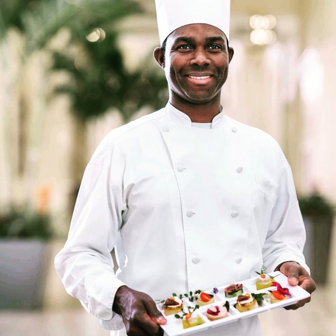 A picture of private chef Dameon holding a plate of food.