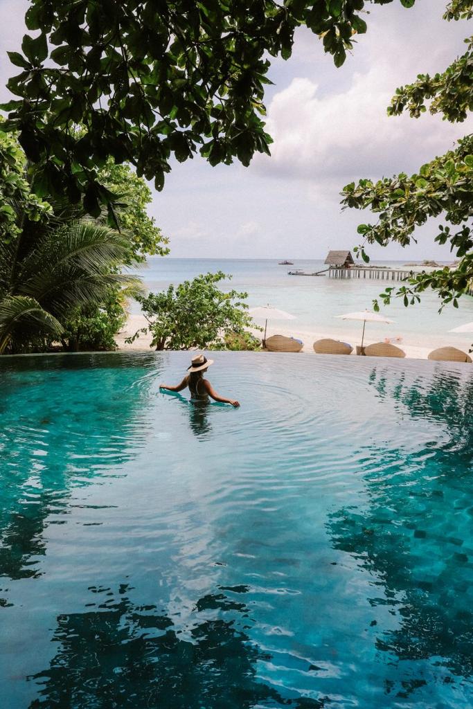 picture of pool in the caribbean